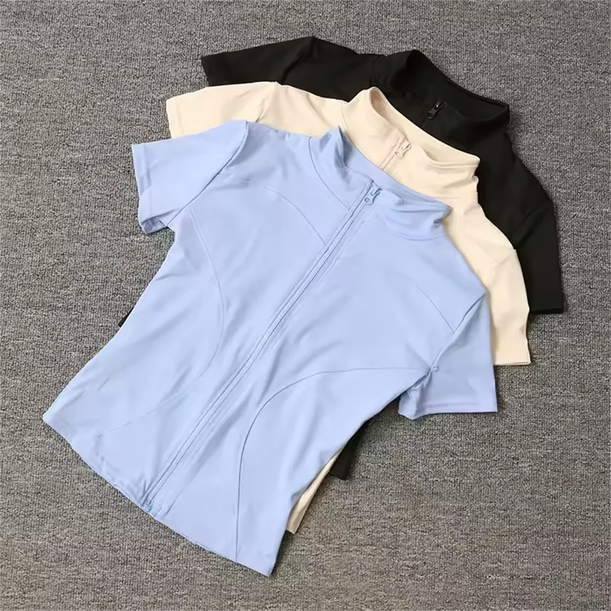 Women's sports blouse with high collar, front zipper and short sleeves